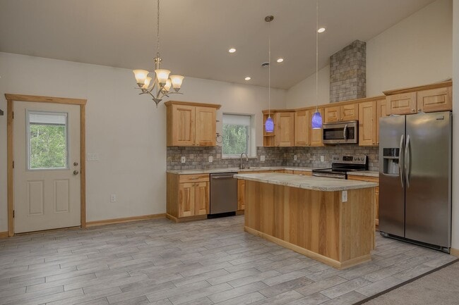 Building Photo - Spacious & Modern 3-Bed, 2-Bath Home with Oversized Garage – Pet Friendly!