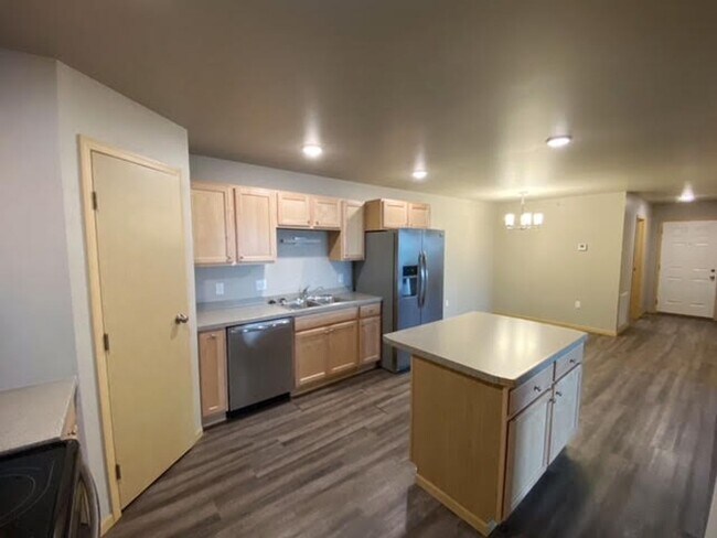 Building Photo - 2 & 3 Bedroom Units Available Now!
