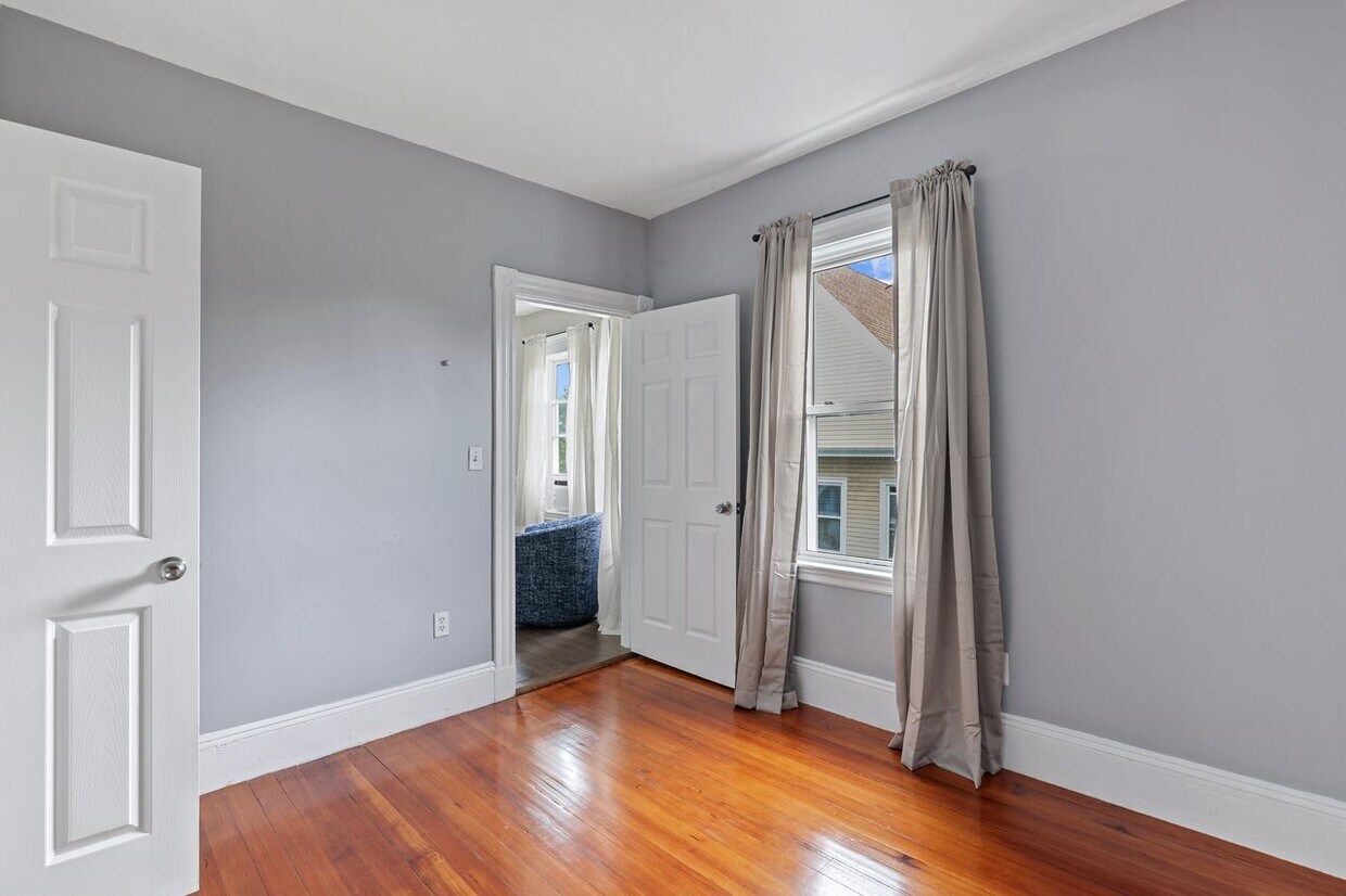 Primary Photo - Queen room in 4-bed/1.0-bath Home