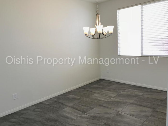 Building Photo - 4571 Sparwood Dr
