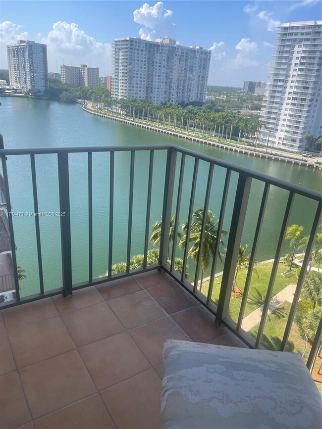 Foto del edificio - 18151 NE 31st Ct