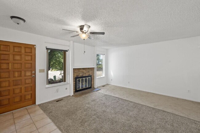 Foto del edificio - Close to Fort Carson and Cheyenne Mountain, 3 bedroom townhome with 2 car garage.