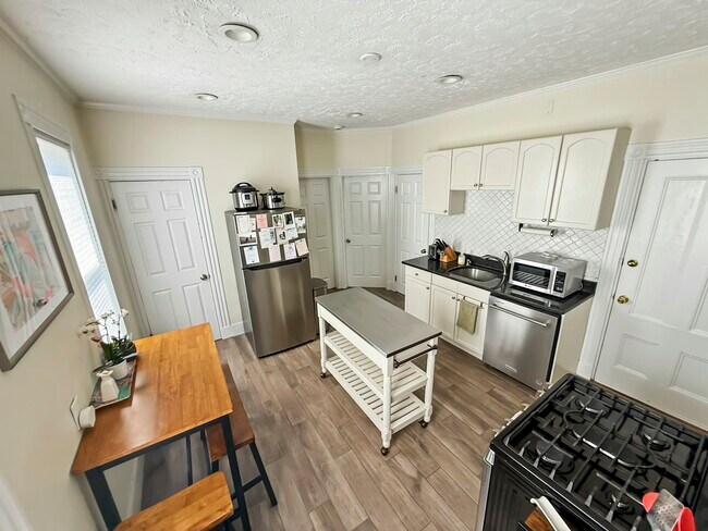 Photo - 661 E 7th St Apartment
