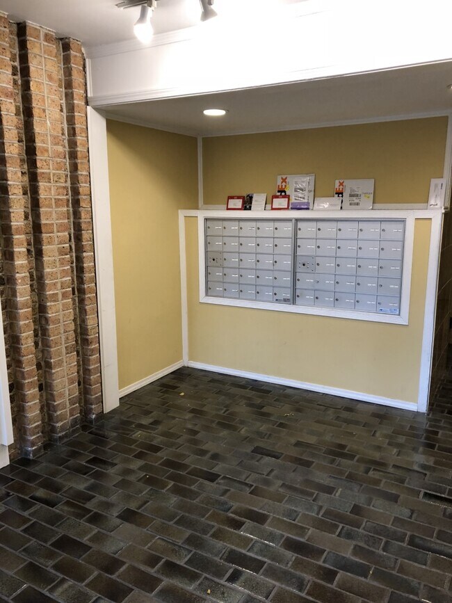 Interior Lobby - Mailboxes - 510 W Fullerton Pky