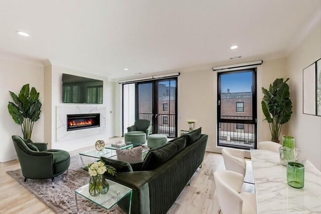 Building Photo - 3 bedroom in Chicago IL 60625