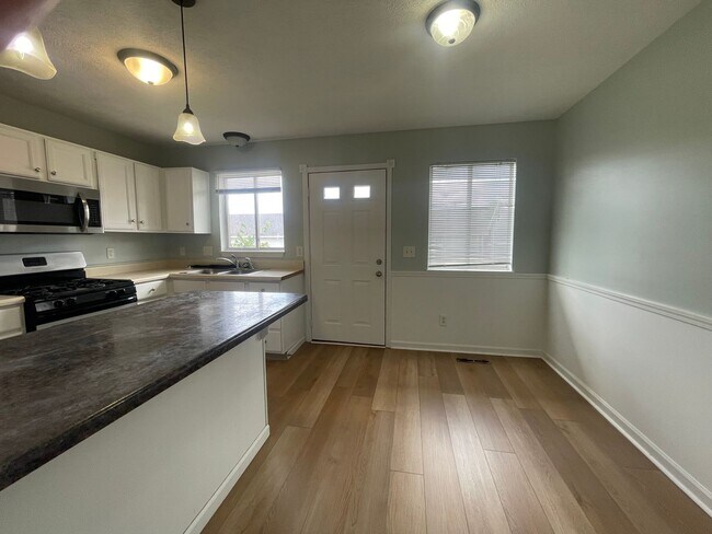 Foto del edificio - Townhome with central air and a garage!