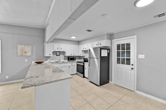 Building Photo - 5817 Hensley Drive
