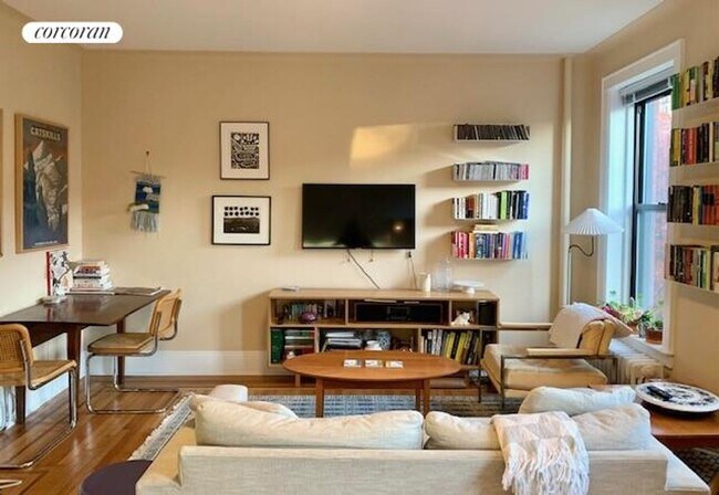 Foto del edificio - 823 Carroll St