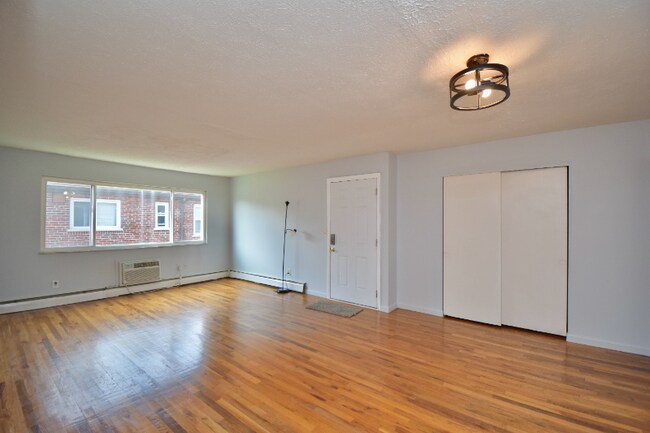 Foto del edificio - 6305 Englewood Ave