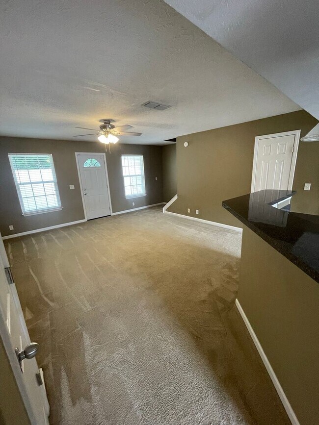Building Photo - Prater Ct Townhome!