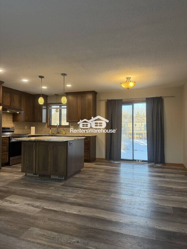 Building Photo - Available Now! Spacious 3 bedroom 2 bath in Maplewood