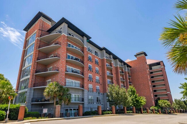 Building Photo - 1 Bed, 1 Bath at Carolina Walk - Steps fro...