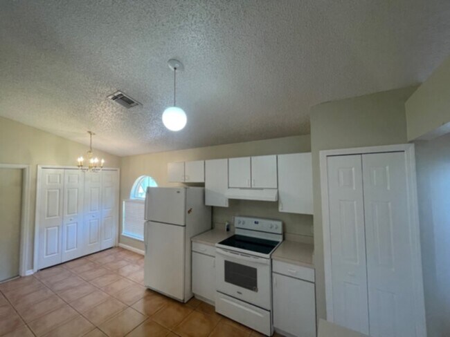 Foto del edificio - 4 Bedroom with Family Room, Split Bed Plan, &amp; Lawn Care Included!