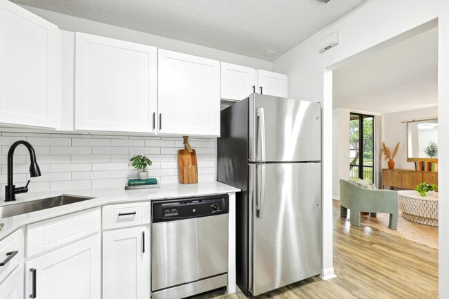 Building Photo - Elliot Cocoplum