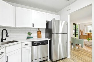 Building Photo - Elliot Cocoplum