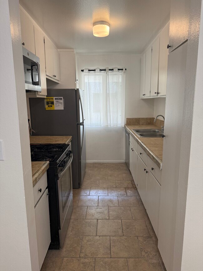 Cocina - 20134 Leadwell St