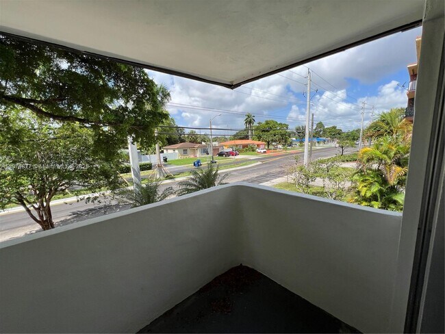 Building Photo - 465 S Royal Poinciana Blvd