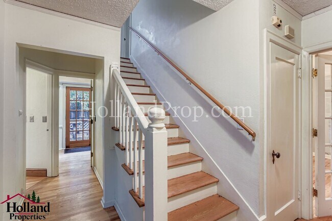 Building Photo - Spacious 3-Bedroom Hillsboro Home with Spa...