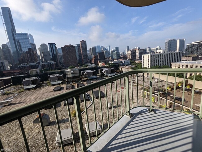 Building Photo - 1 br, 1 bath Condo - 111 W Maple St APT 1006