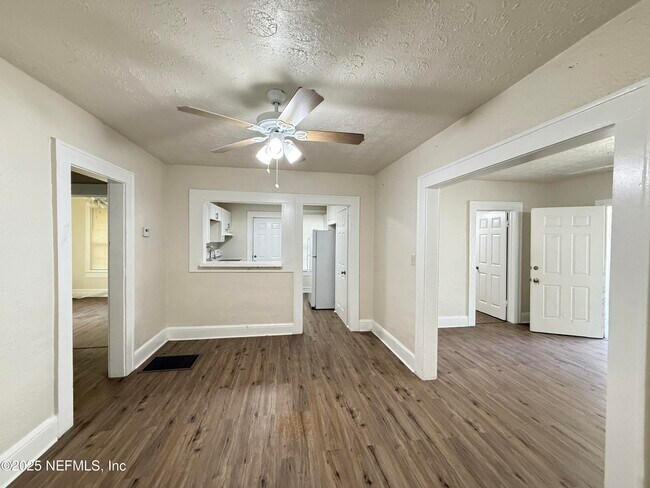 Building Photo - 1204 W 31st St