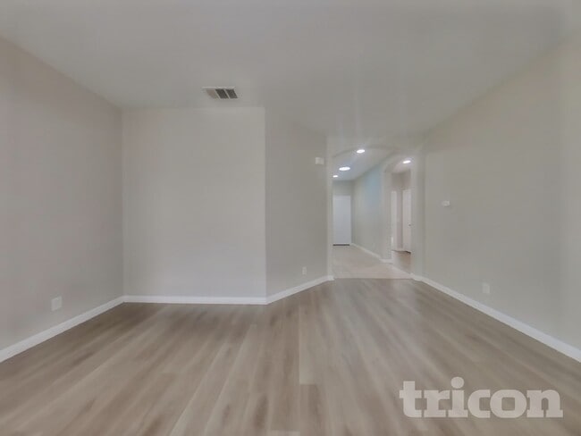 Building Photo - 44105 Coral Dr