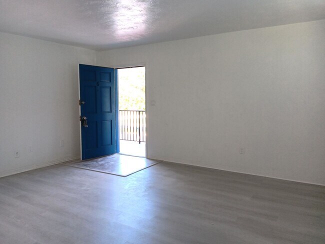 Foto del edificio - Remodeled apartment, dishwasher, on-site l...