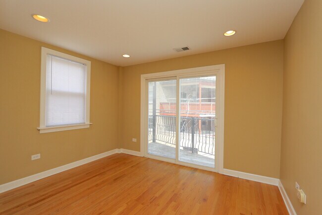 Foto del edificio - 2433 N Kedzie Blvd