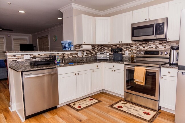 Building Photo - 2 Bedroom/ 2 bath - entry level END UNIT with side balcony & upgraded kitchen and bathrooms-LEASE...