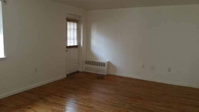 Livingroom - 87 Pulaski St