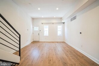 Building Photo - 840 Leland St