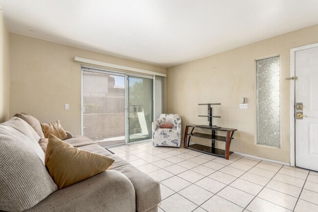 Building Photo - First Floor Condo 2-Bedrooms 2-Bathrooms!