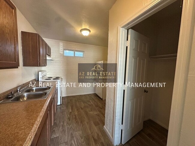 Photo - 1229 W Pierce St Apartment