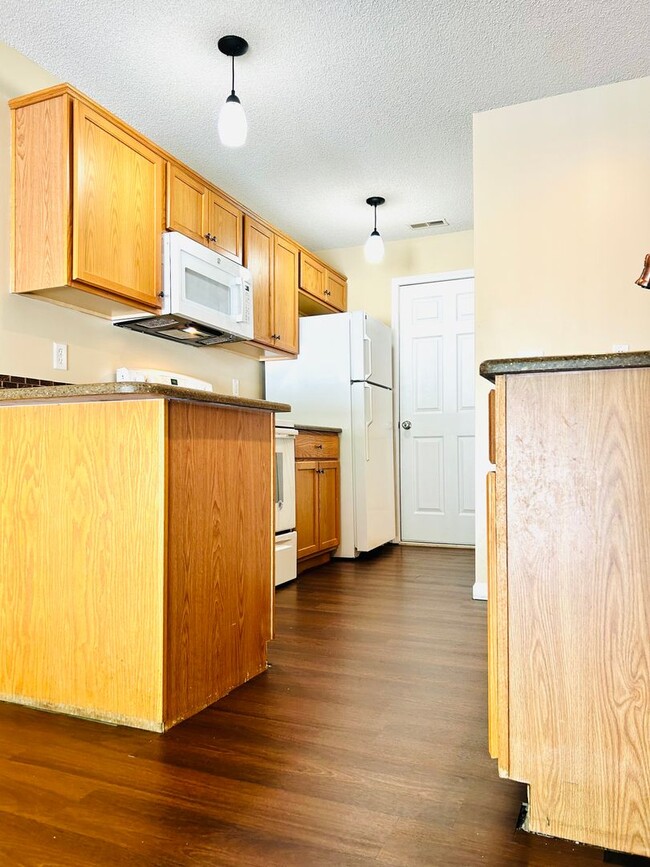 Building Photo - Fresh Updated Interior, Close to Fort Riley
