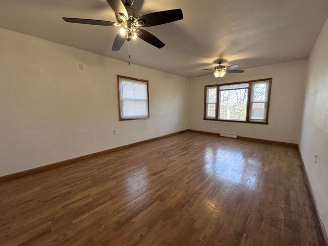 Building Photo - 2 Bedroom house with 1 car attached garage $825 per month