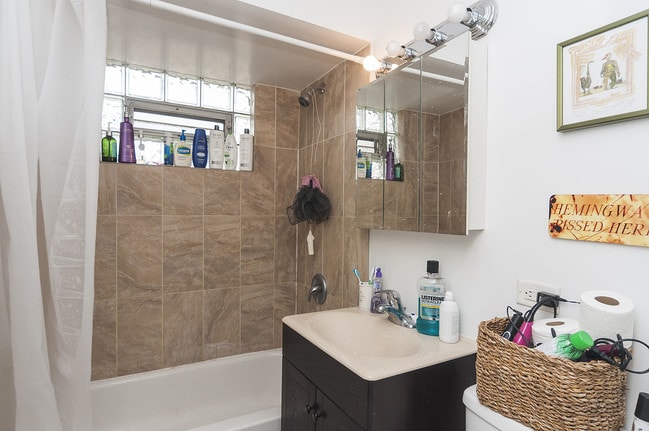 Building Photo - 1230 N Greenview Ave