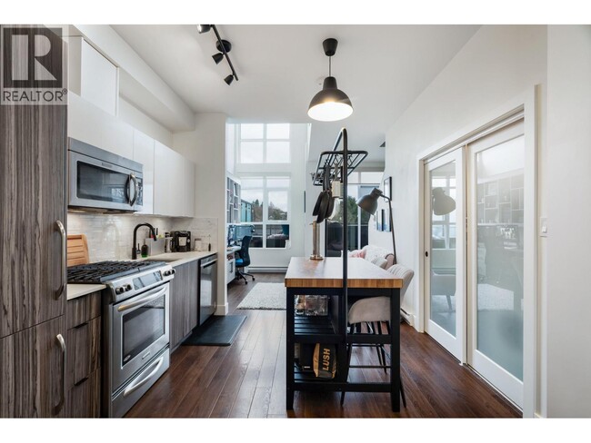 Photo du bâtiment - 2250 Commercial Dr