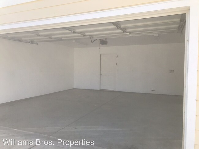 Building Photo - 2 br, 1 bath House - 832 E. Cook #B