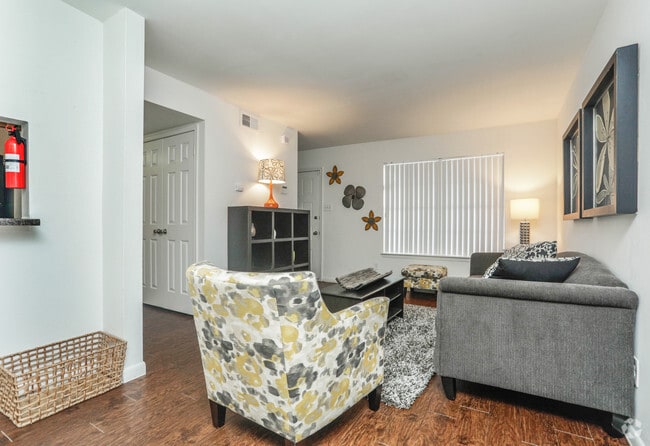 1BR, 1BA - 712SF (Living Room) - Imperial Chase