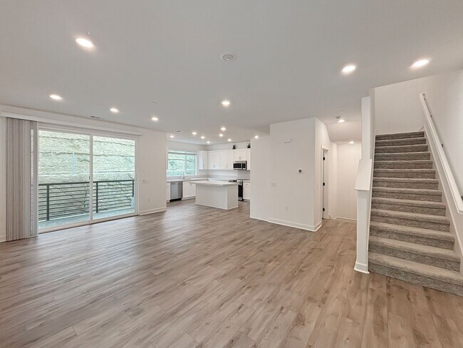 Foto del edificio - Spacious 3-Bedroom, 3-Bathroom Townhome in...