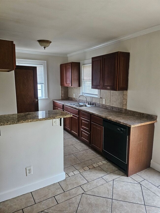 Building Photo - 2 bed 1 house