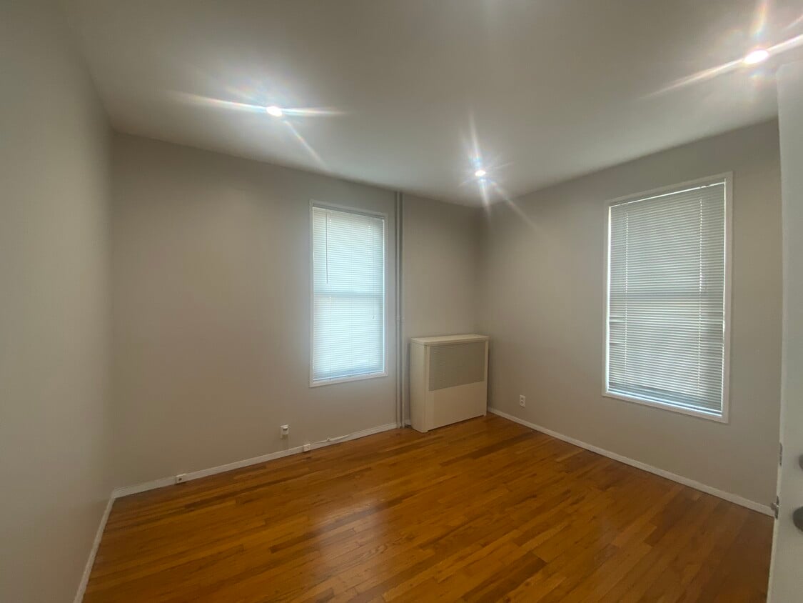 Living Room - 1459 Arnow Ave