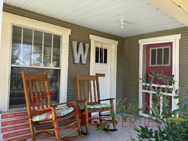 Building Photo - Delightful 2 bedroom, 2 bath with space and charm!!