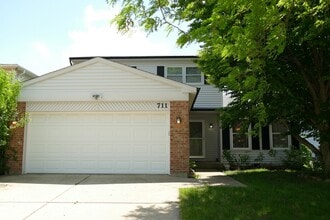 Building Photo - 711 N Lakeside Dr