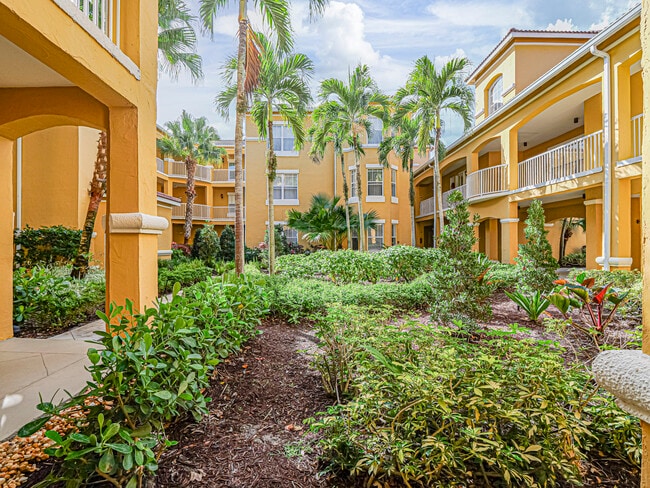 Foto del edificio - 5045 Fairways Cir