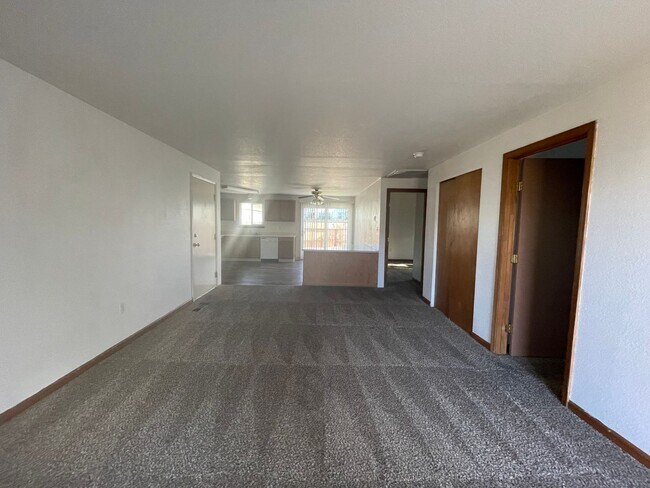 Building Photo - Cute duplex with 2 bedroom, 1 bath, 1 car ...