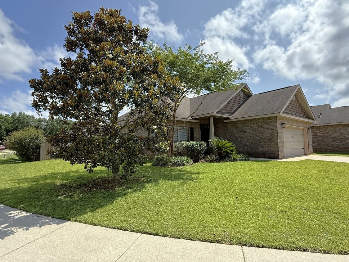 Building Photo - BELFOREST BRICK CORNER CHARMER