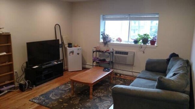Building Photo - Spacious 2 Bed Now Available
