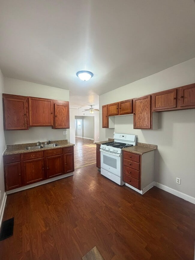 Building Photo - For rent - Spacious 3 Bed / 2 Bath Home