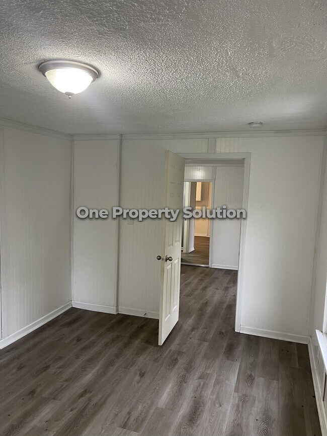 527 Niesen St Unit 2, La Porte, IN 46350 Room for Rent in La Porte