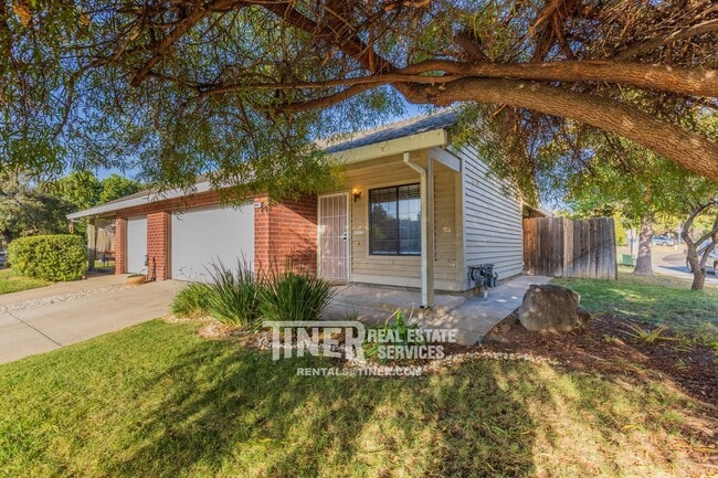 Building Photo - Spacious 2 Bed/2 Bath Duplex near Carmichael